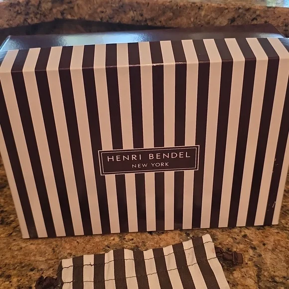 Henri Bendel Striped Box and Dust Bag - Picture 3 of 7